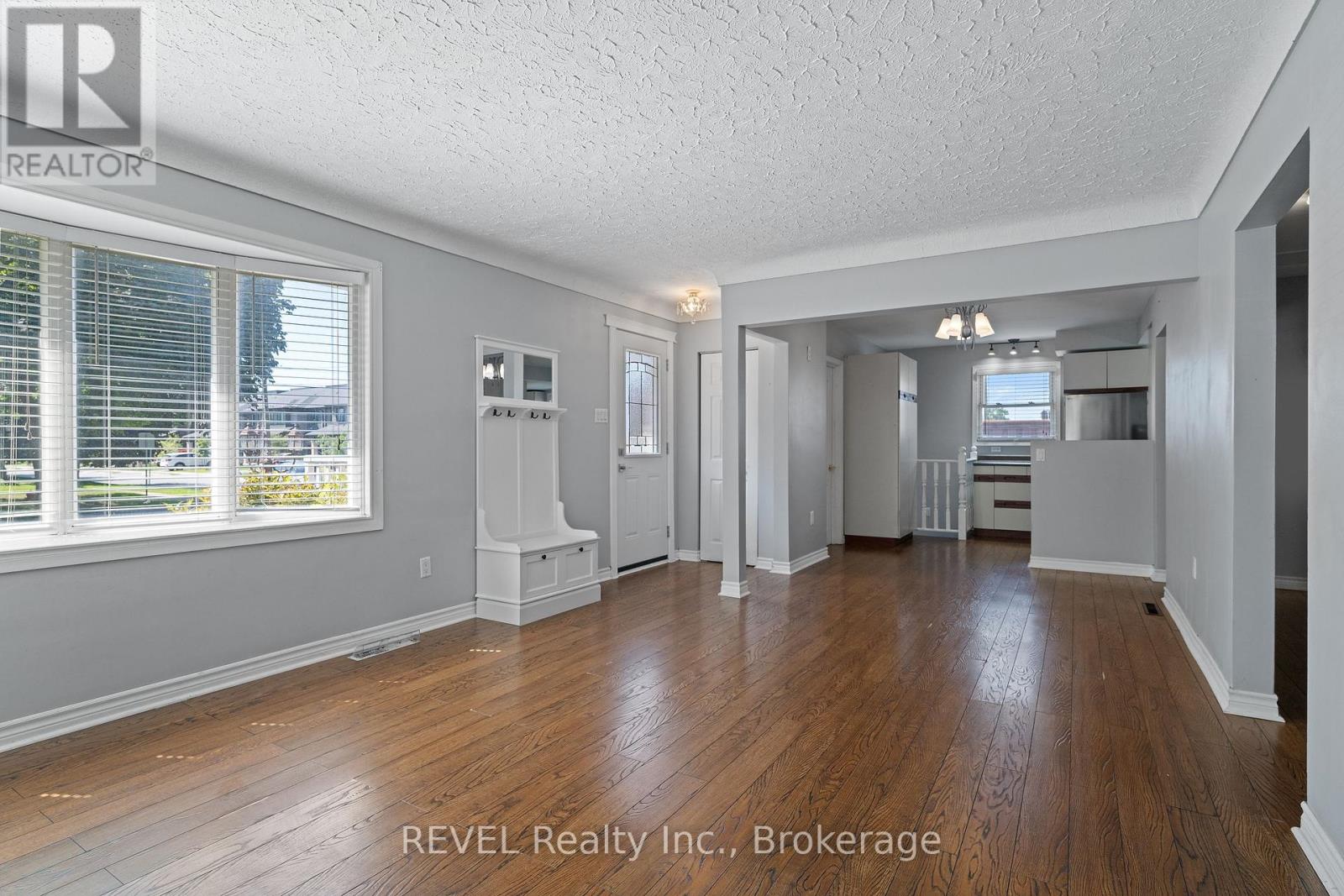 Photo 5 of 6571 Burdette Drive, Niagara Falls ON