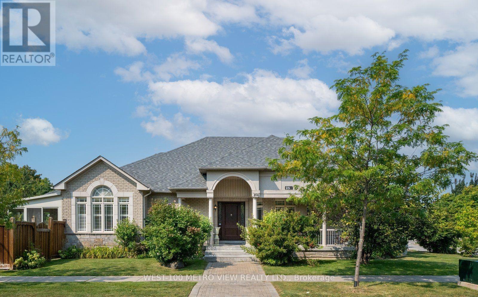 Photo 2 of 250 Sunset Ridge, Vaughan ON