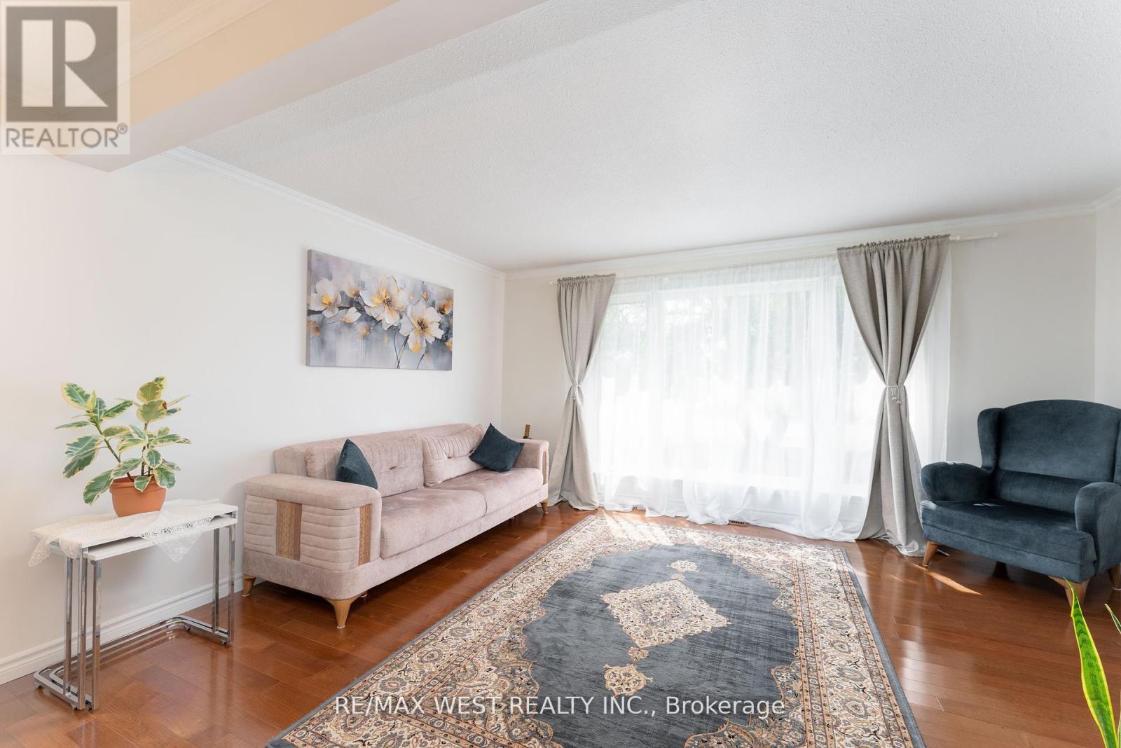 Photo 8 of 44 Fidelia Crescent, Brampton ON