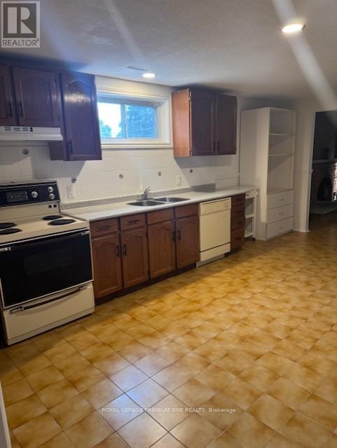 Photo 6 of 14 Bramhall Court, Brampton ON