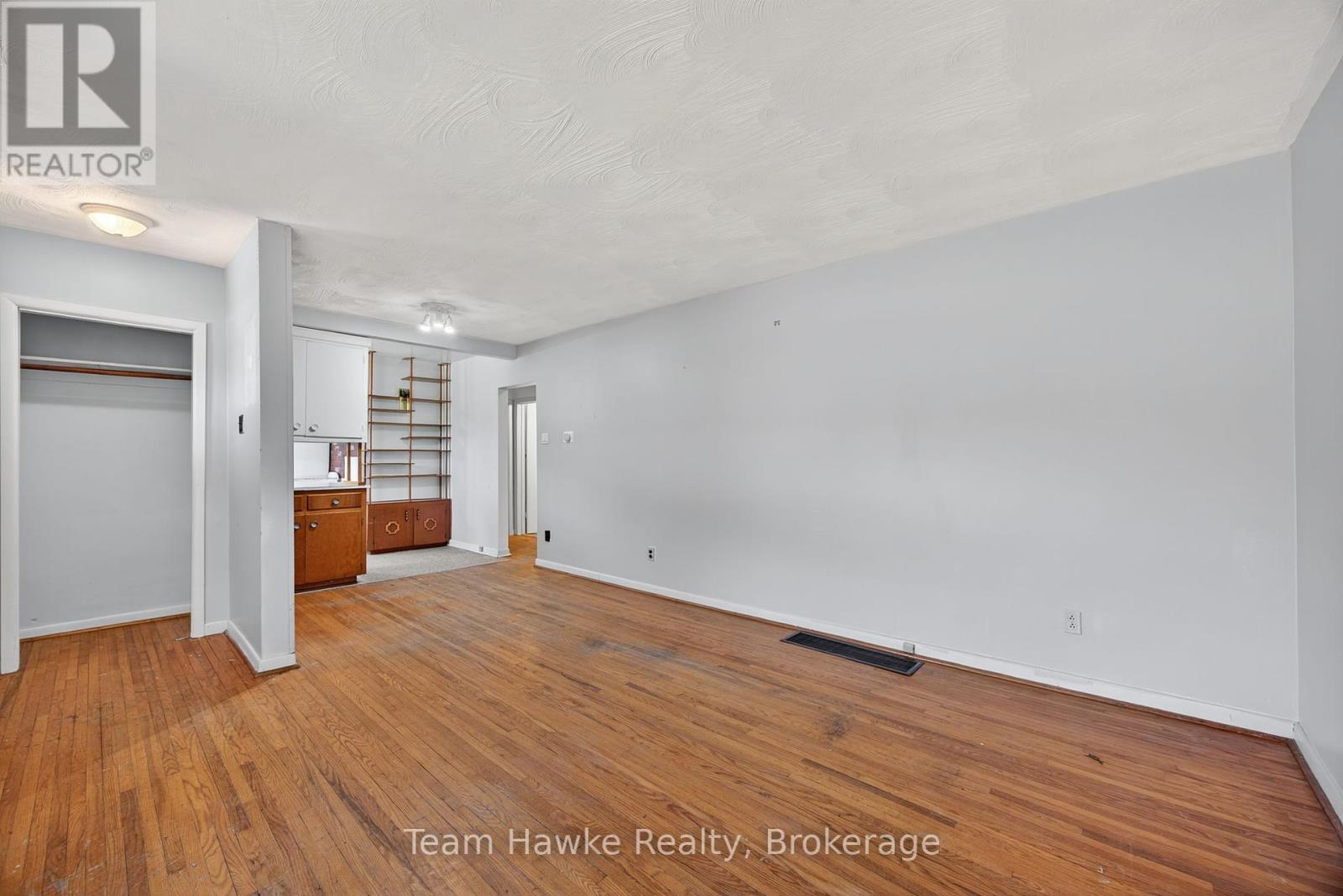 Photo 13 of 303 Scott Street, Midland ON