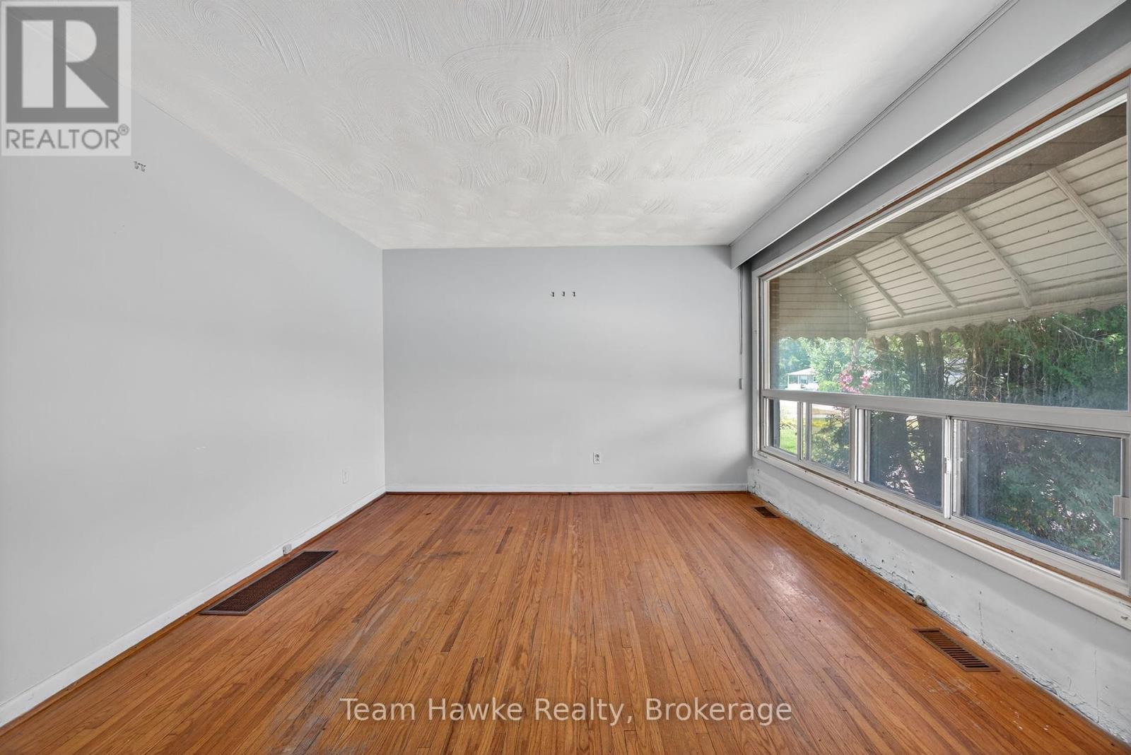 Photo 10 of 303 Scott Street, Midland ON