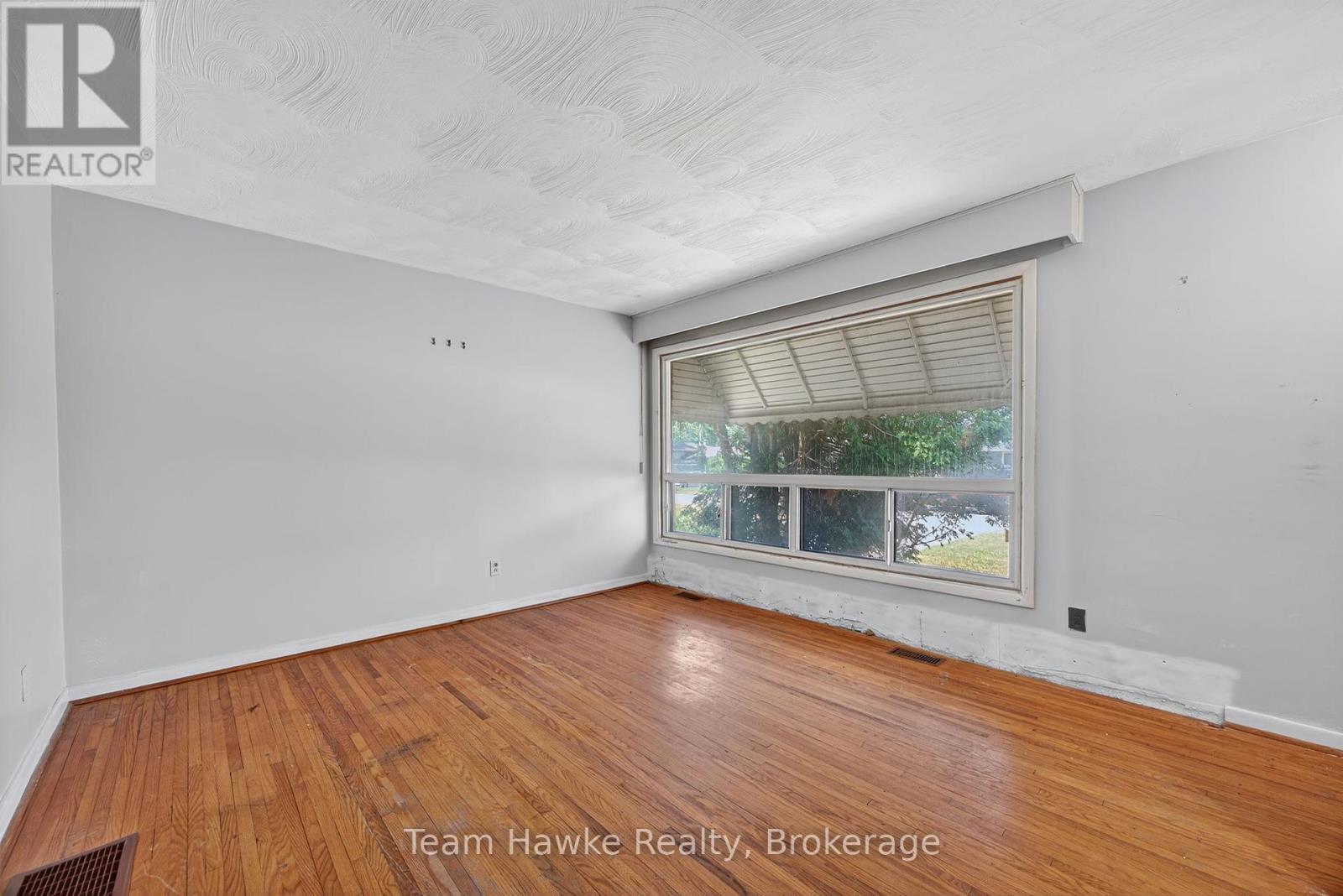 Photo 11 of 303 Scott Street, Midland ON
