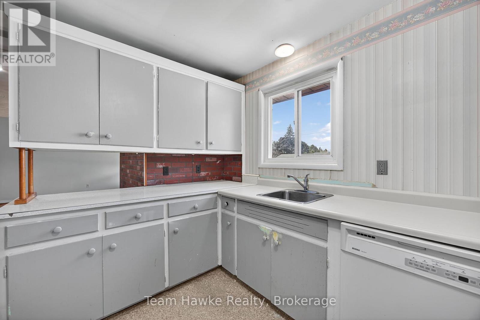 Photo 17 of 303 Scott Street, Midland ON