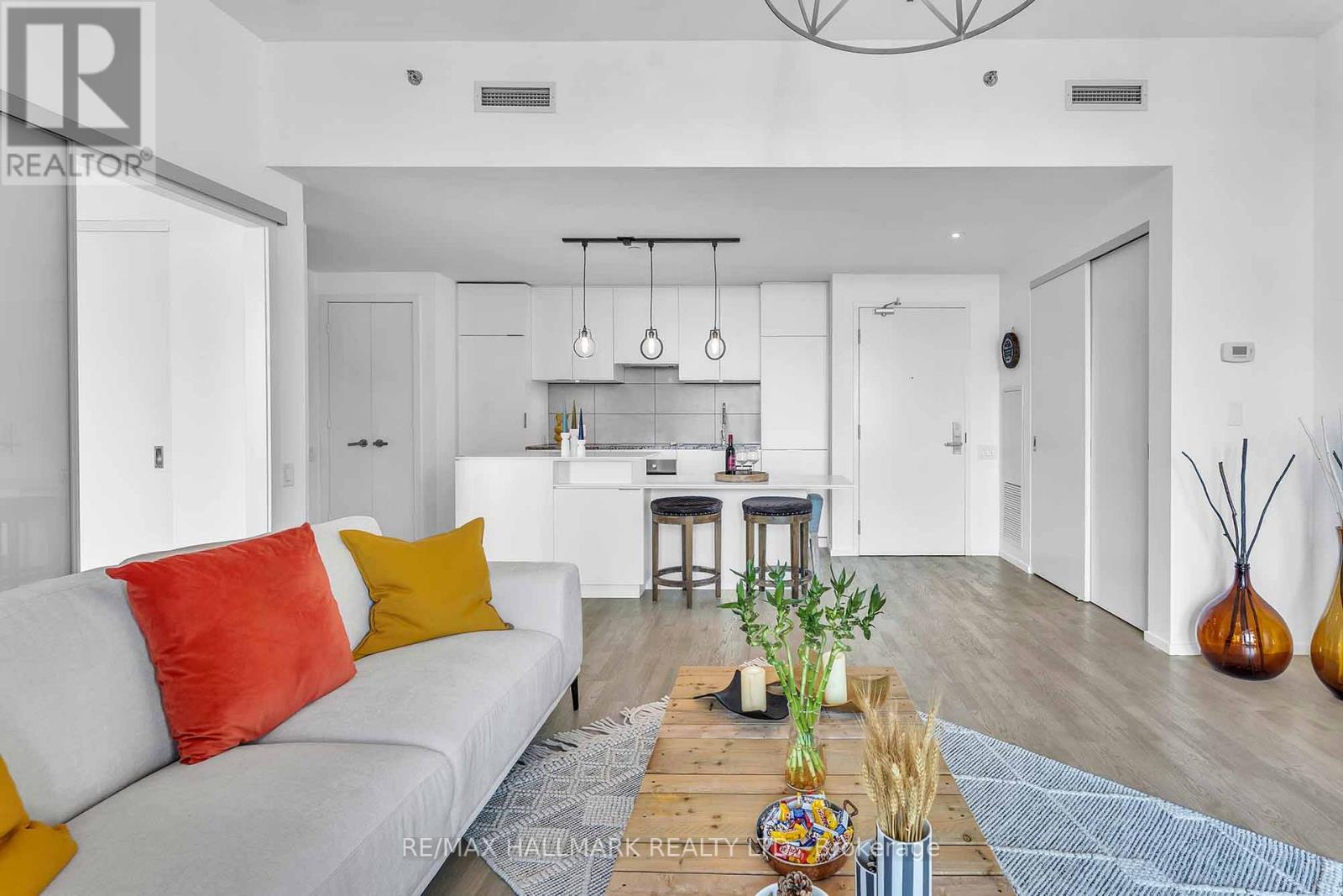 Photo 10 of 2611 5 St Joseph Street, Toronto ON