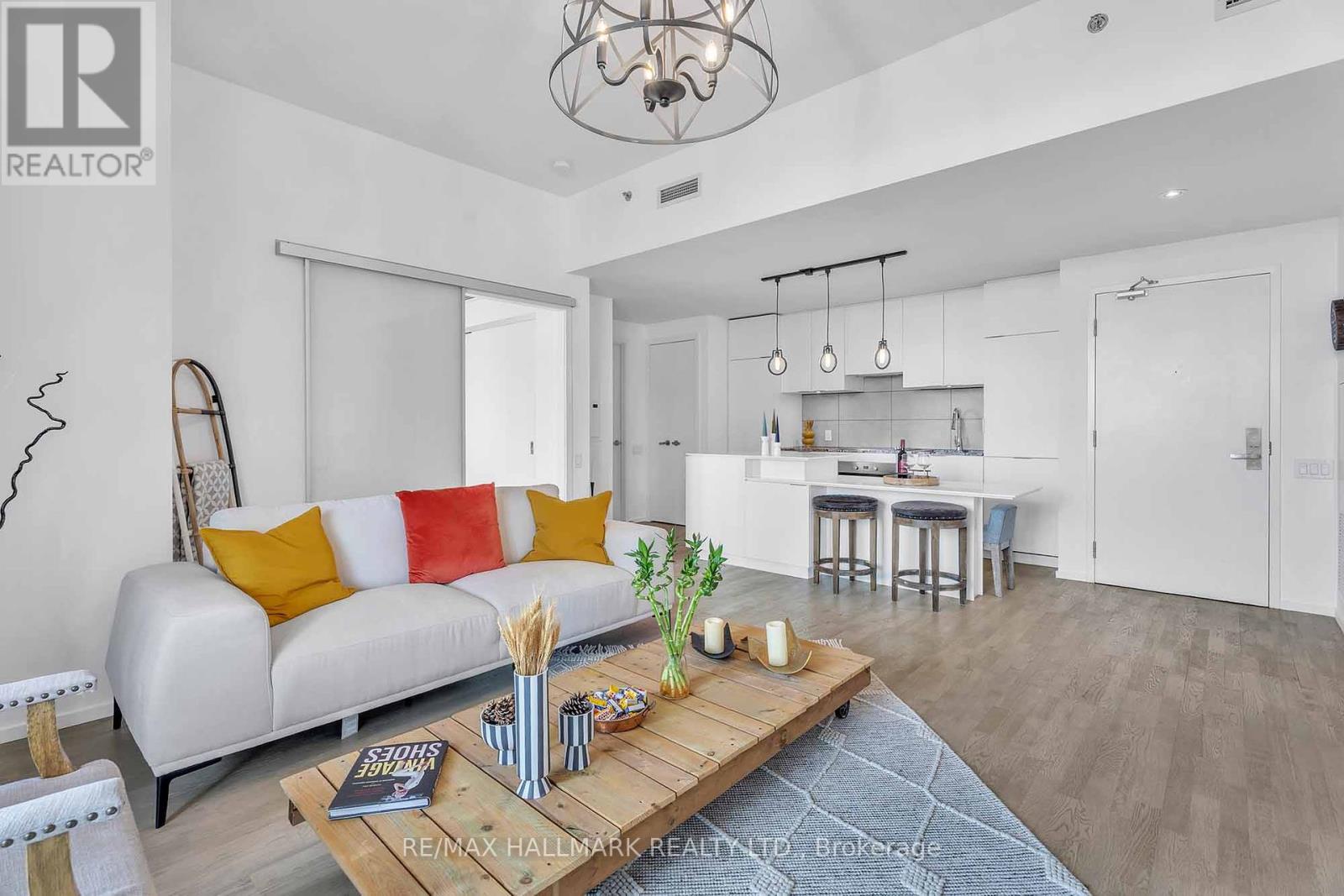 Photo 9 of 2611 5 St Joseph Street, Toronto ON