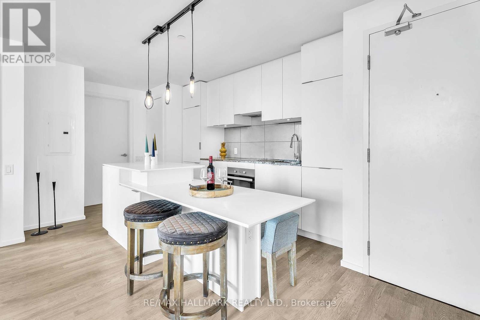 Photo 12 of 2611 5 St Joseph Street, Toronto ON