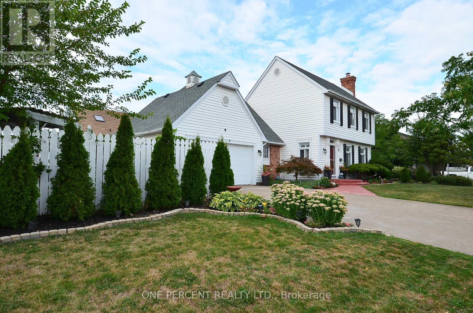 Photo 3 of 1 Dunbar Crescent, St Catharines ON