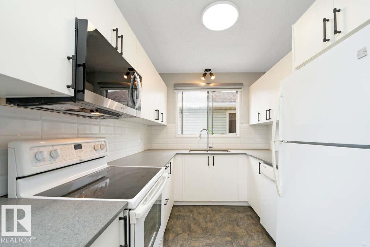 Photo 18 of 12411 94 St Nw, Edmonton AB