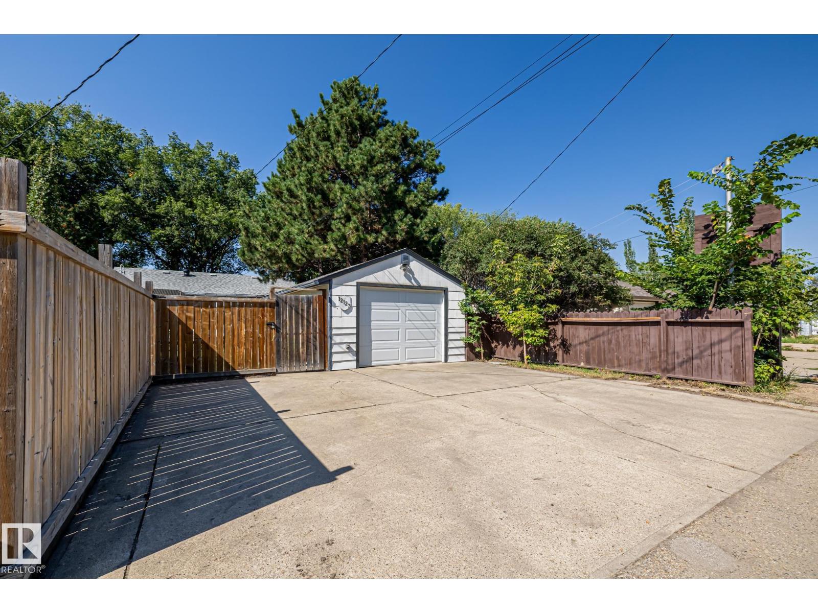 Photo 34 of 12127 61 St Nw, Edmonton AB