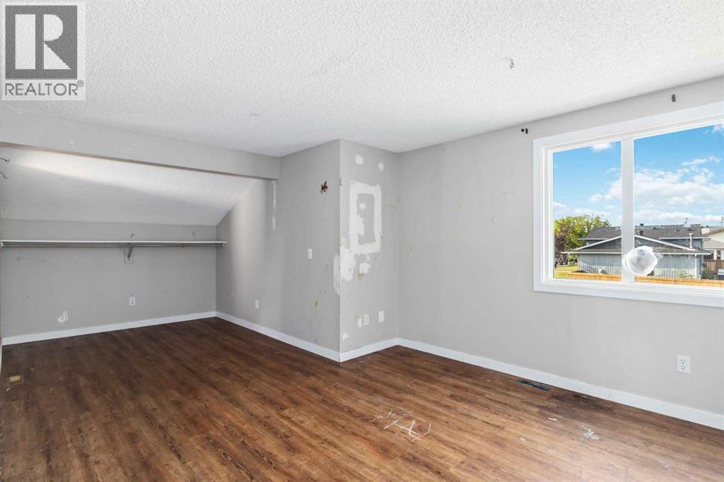Photo 13 of 227 Dickins Drive, Fort Mcmurray AB