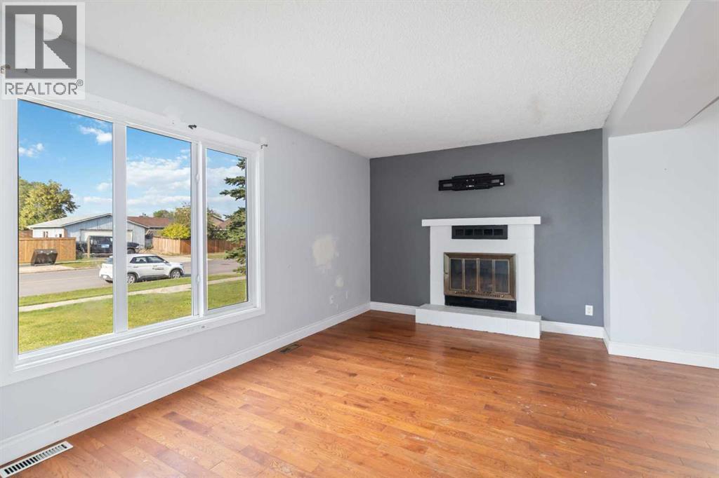 Photo 4 of 227 Dickins Drive, Fort Mcmurray AB