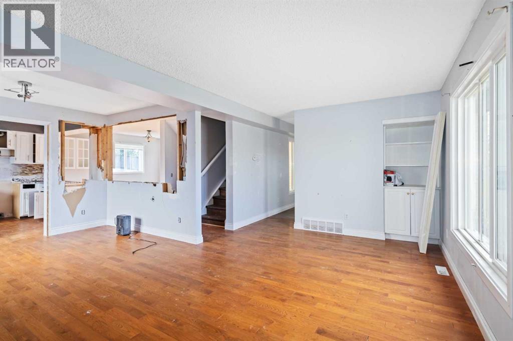 Photo 5 of 227 Dickins Drive, Fort Mcmurray AB