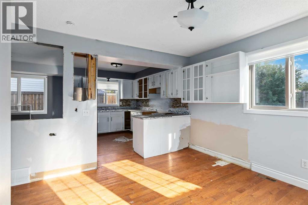 Photo 6 of 227 Dickins Drive, Fort Mcmurray AB