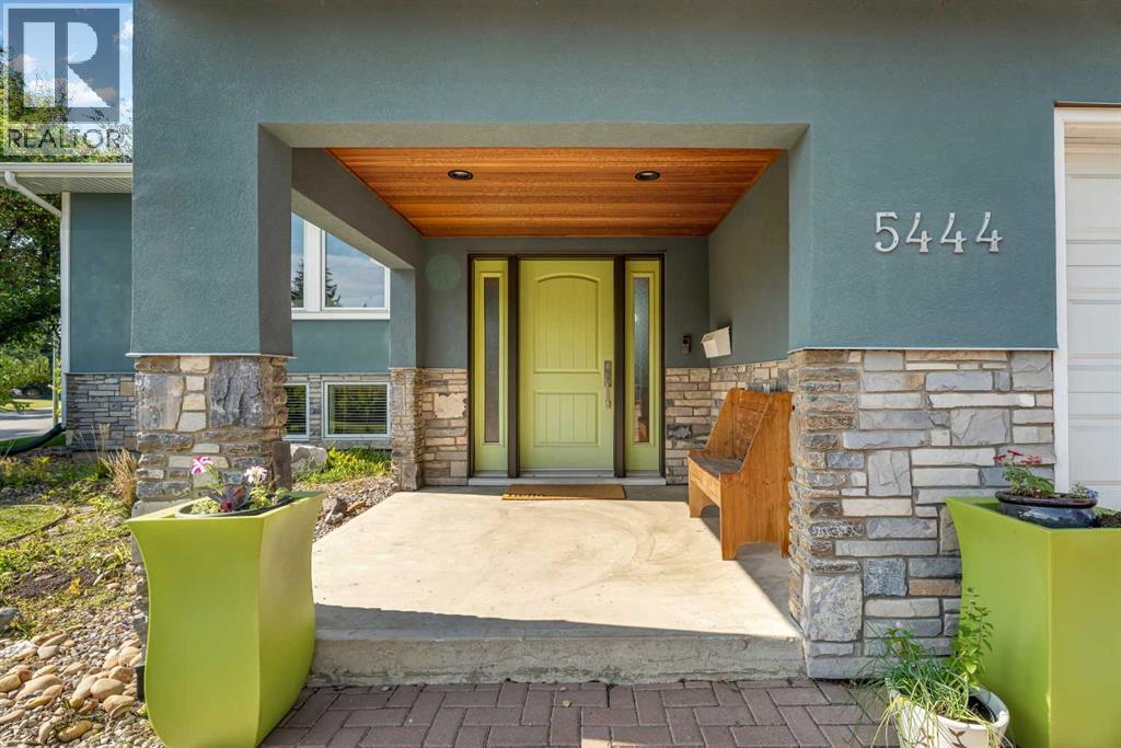 Photo 2 of 5444 Varsity Drive Nw, Calgary AB