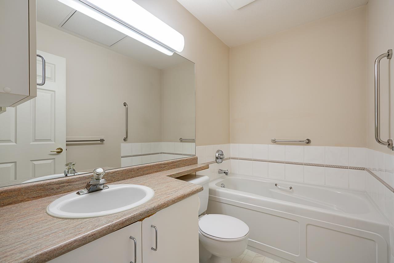 Photo 18 of 401 15130 29 A Avenue, Surrey BC