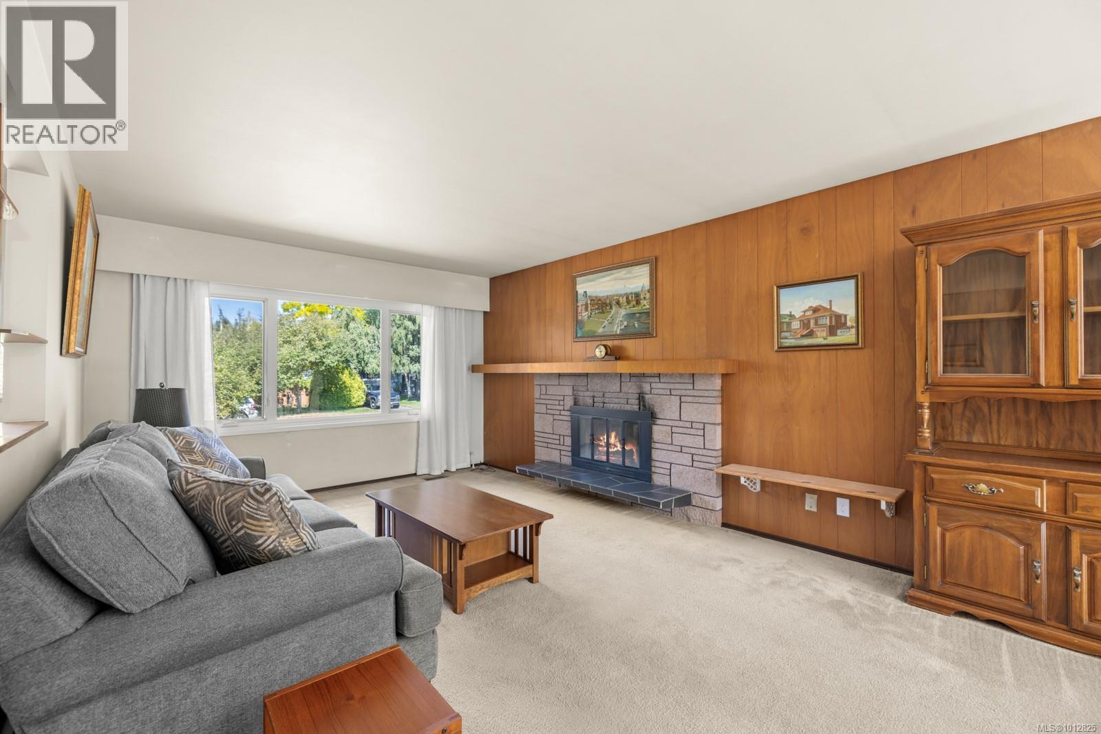 Photo 3 of 1665 Blair Ave, Saanich BC