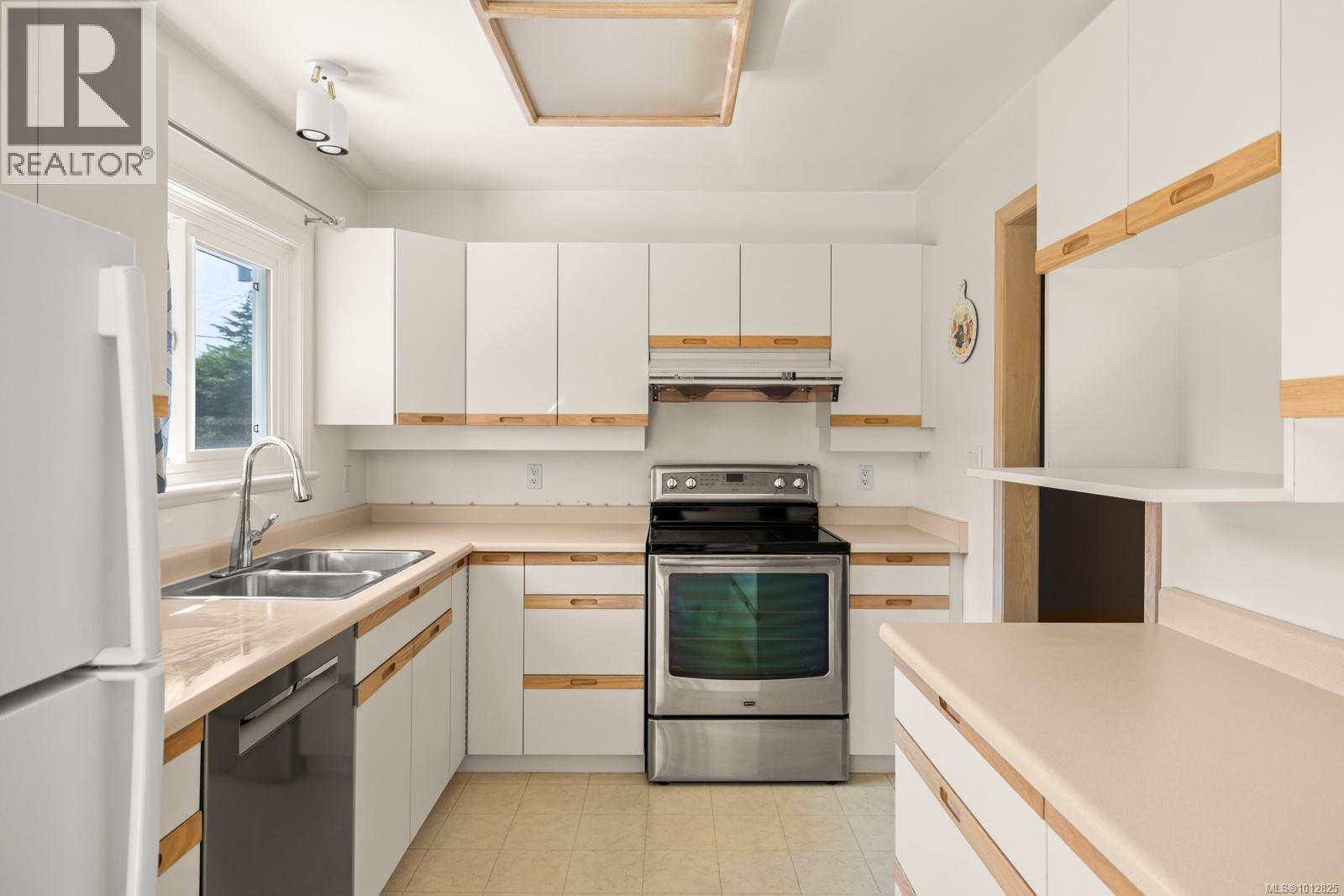 Photo 7 of 1665 Blair Ave, Saanich BC