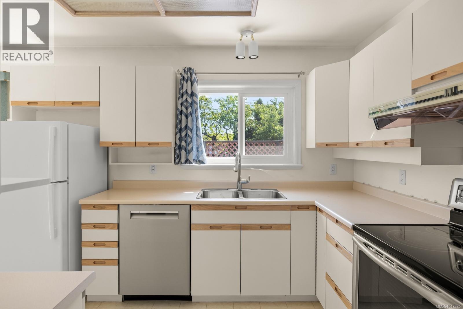 Photo 8 of 1665 Blair Ave, Saanich BC