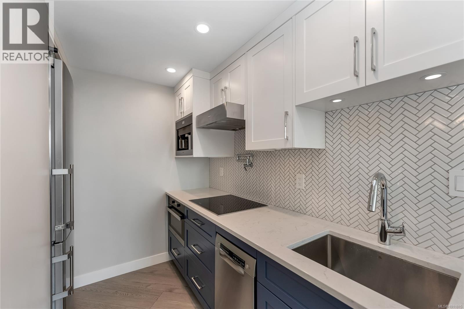 Photo 3 of 804 930 Yates St, Victoria BC