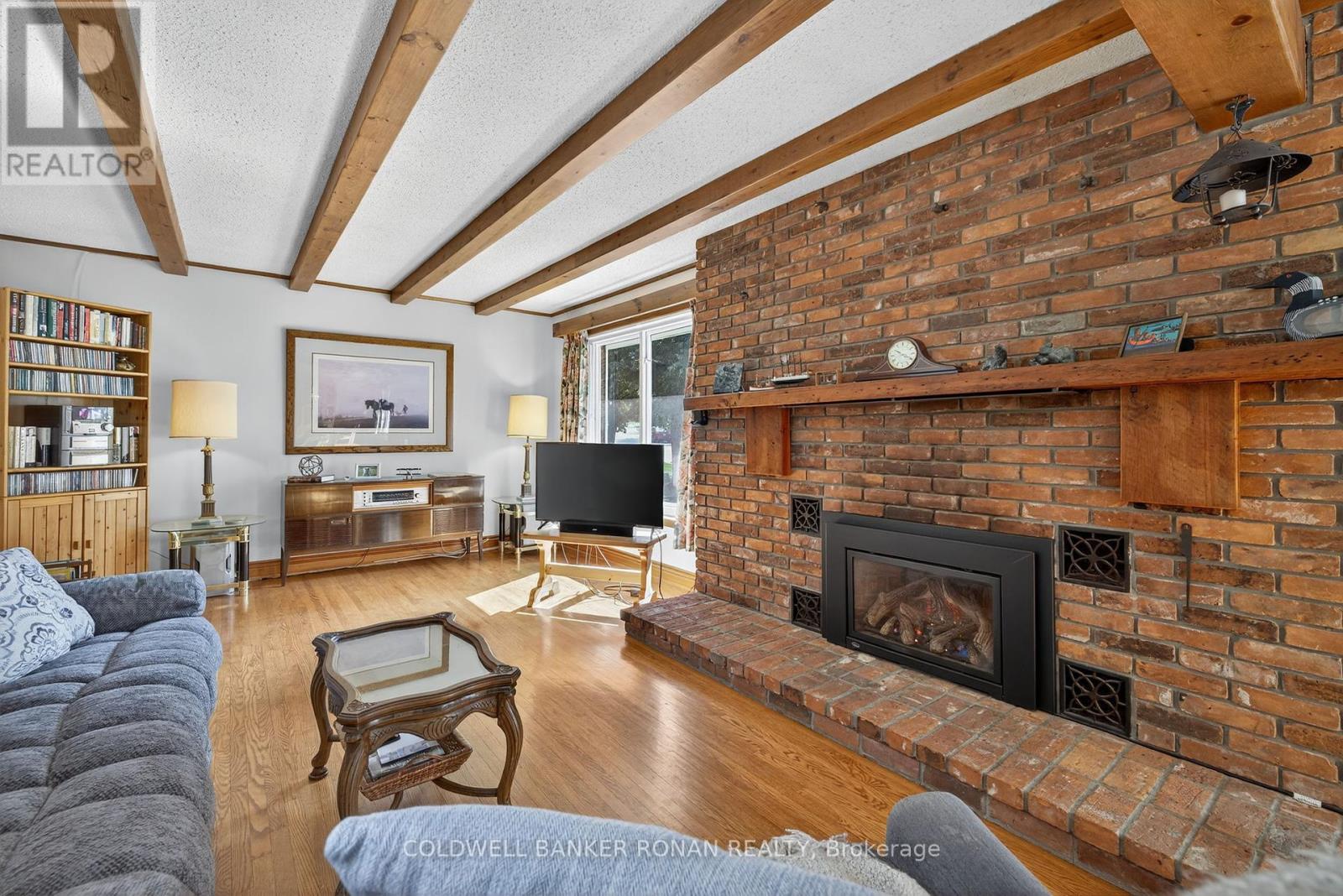 Photo 11 of 116 Armstrong Crescent, King ON
