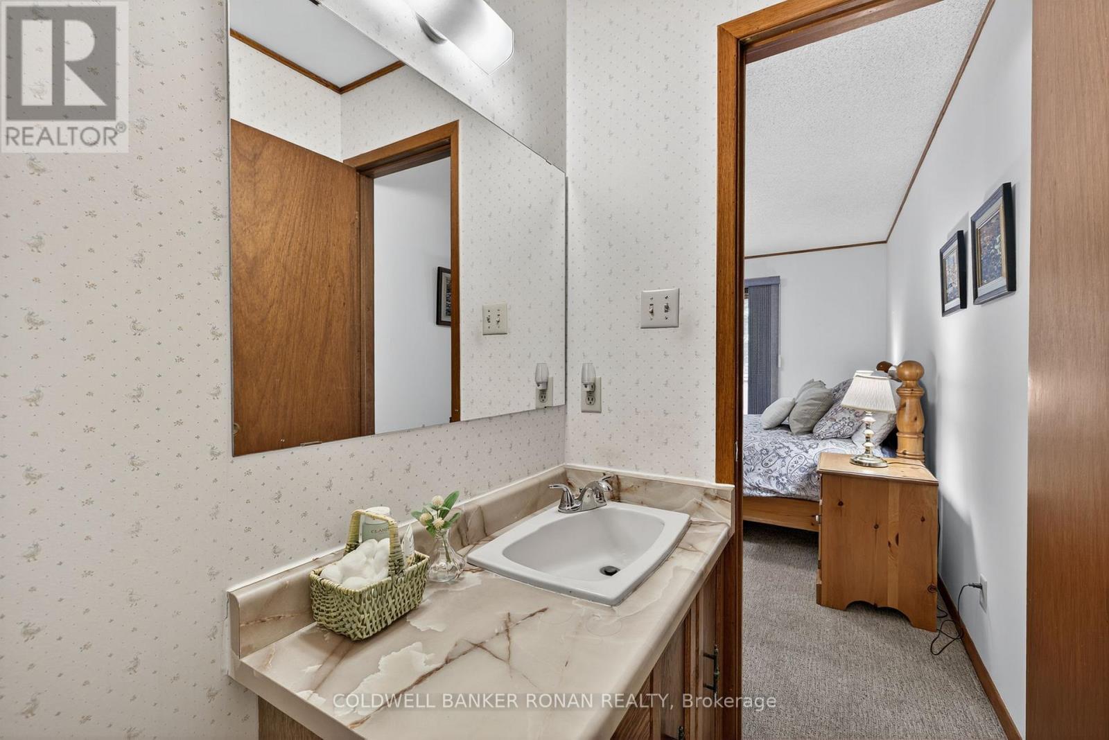 Photo 26 of 116 Armstrong Crescent, King ON