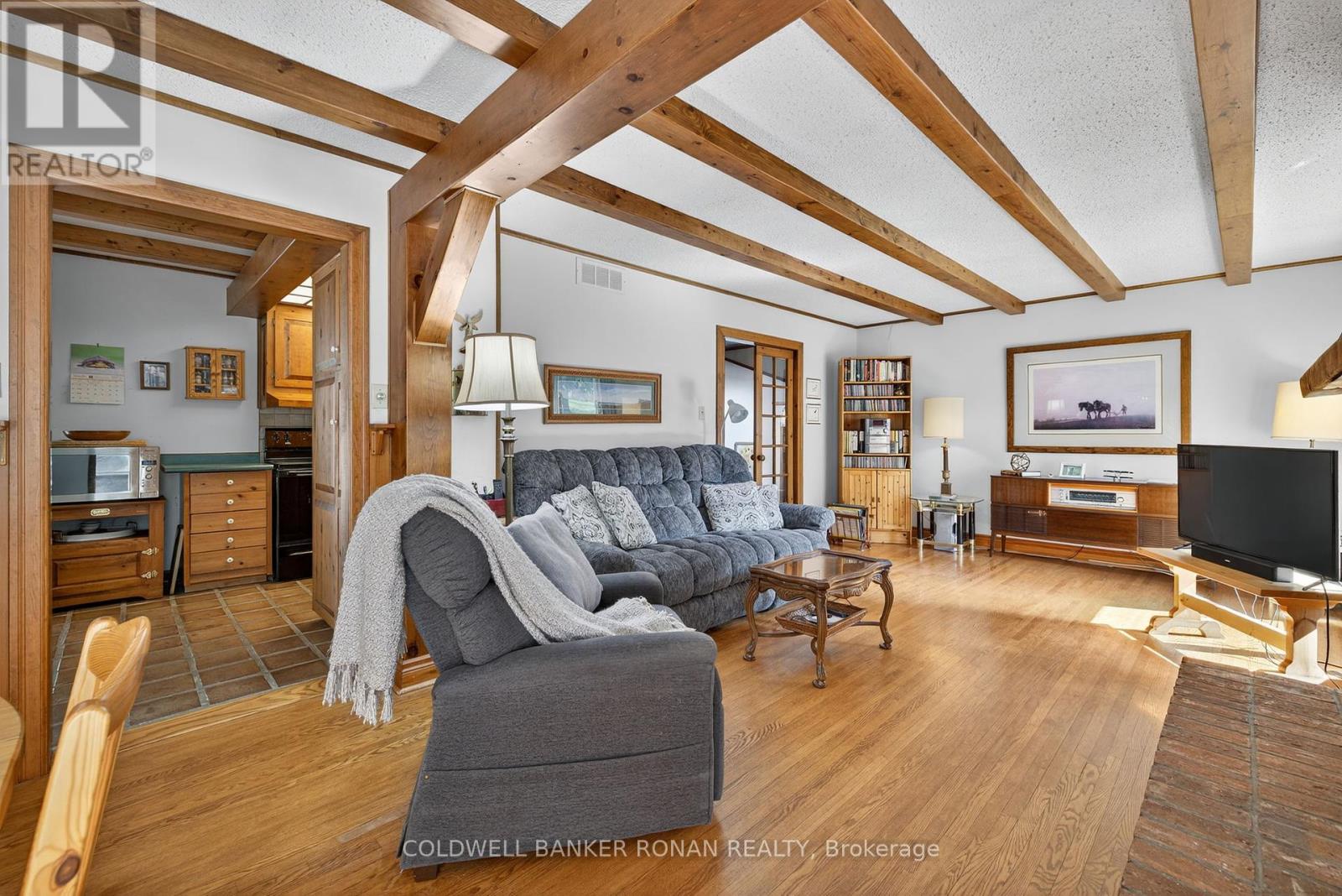 Photo 12 of 116 Armstrong Crescent, King ON