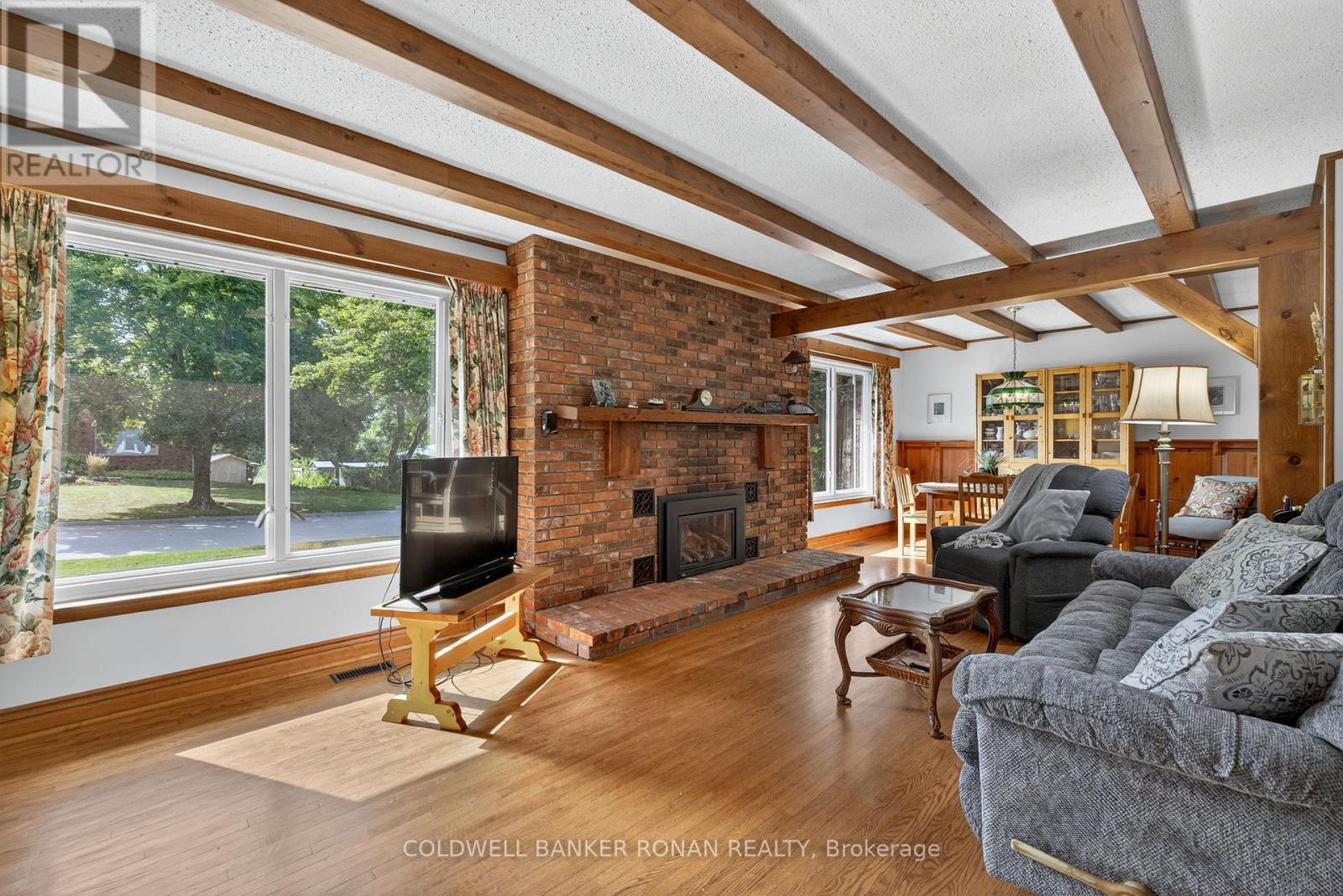 Photo 9 of 116 Armstrong Crescent, King ON