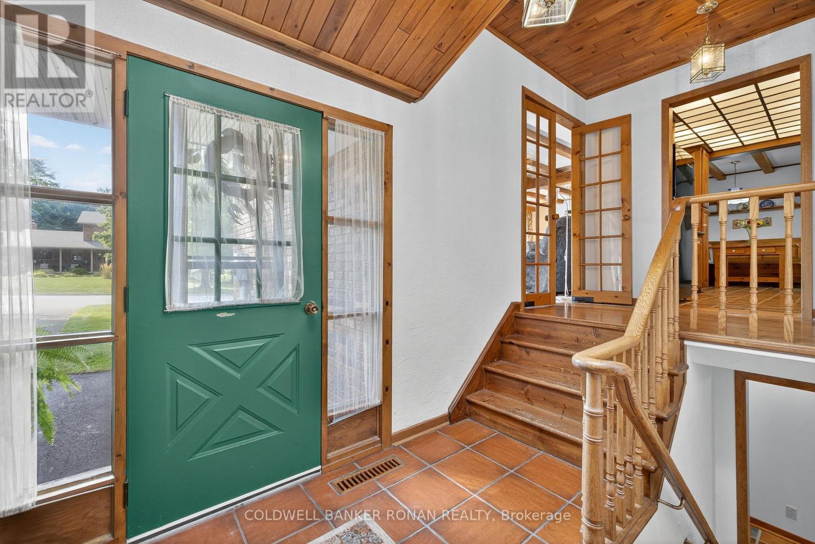 Photo 6 of 116 Armstrong Crescent, King ON