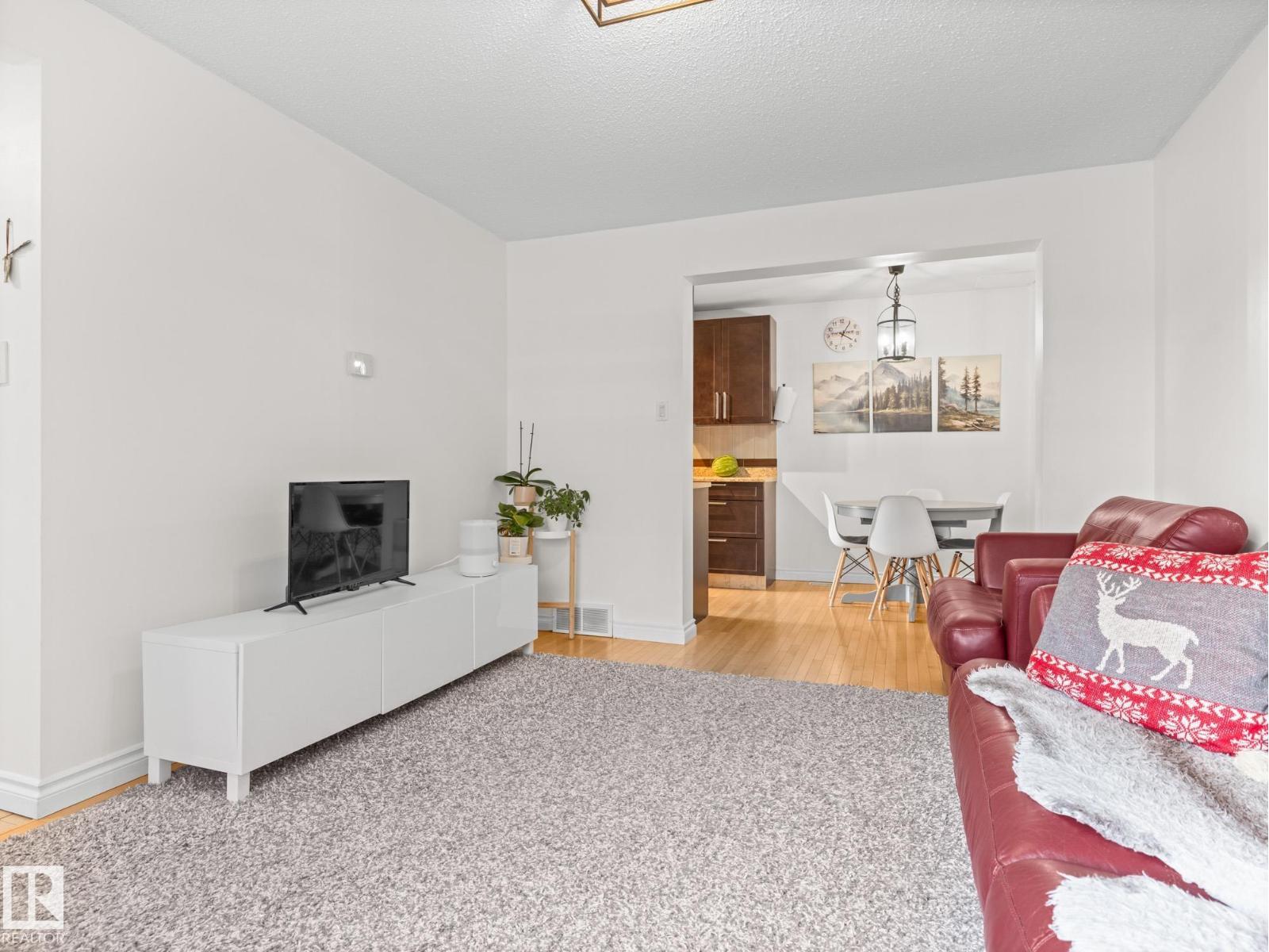 Photo 8 of 20 E Callingwood Co Nw, Edmonton AB