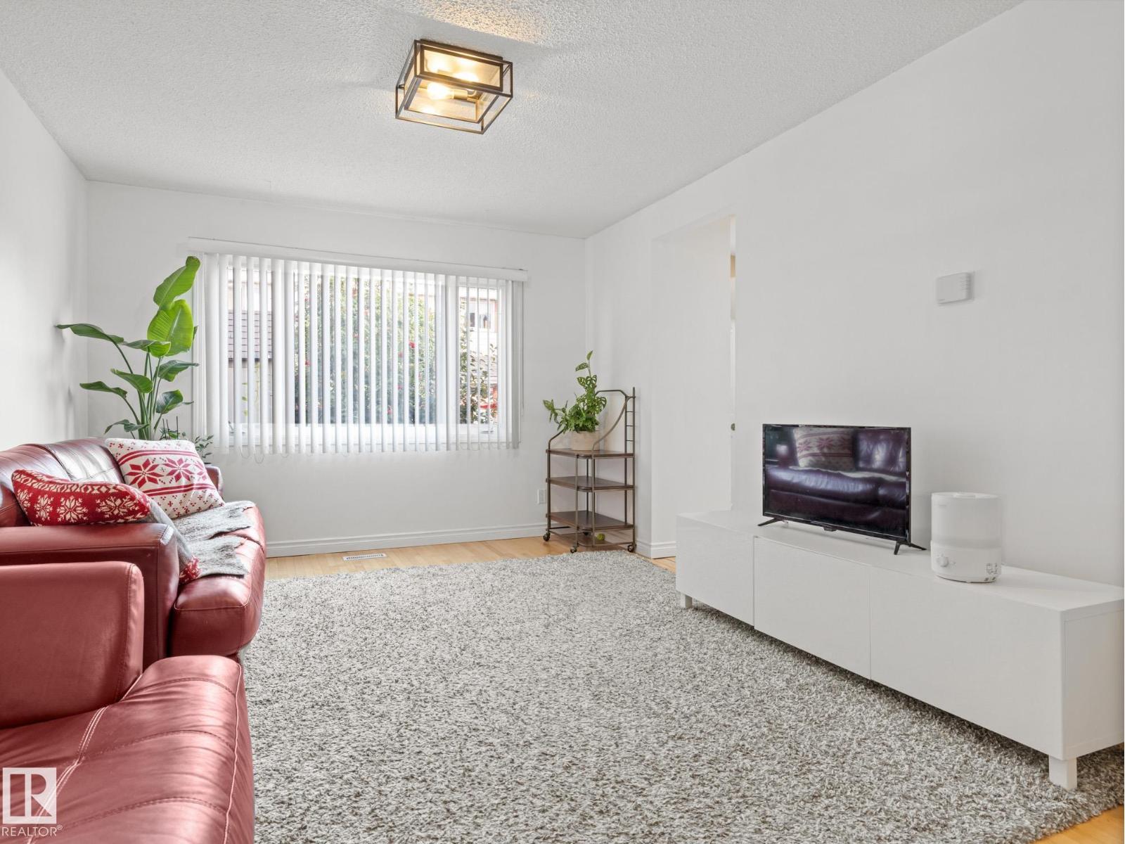 Photo 9 of 20 E Callingwood Co Nw, Edmonton AB