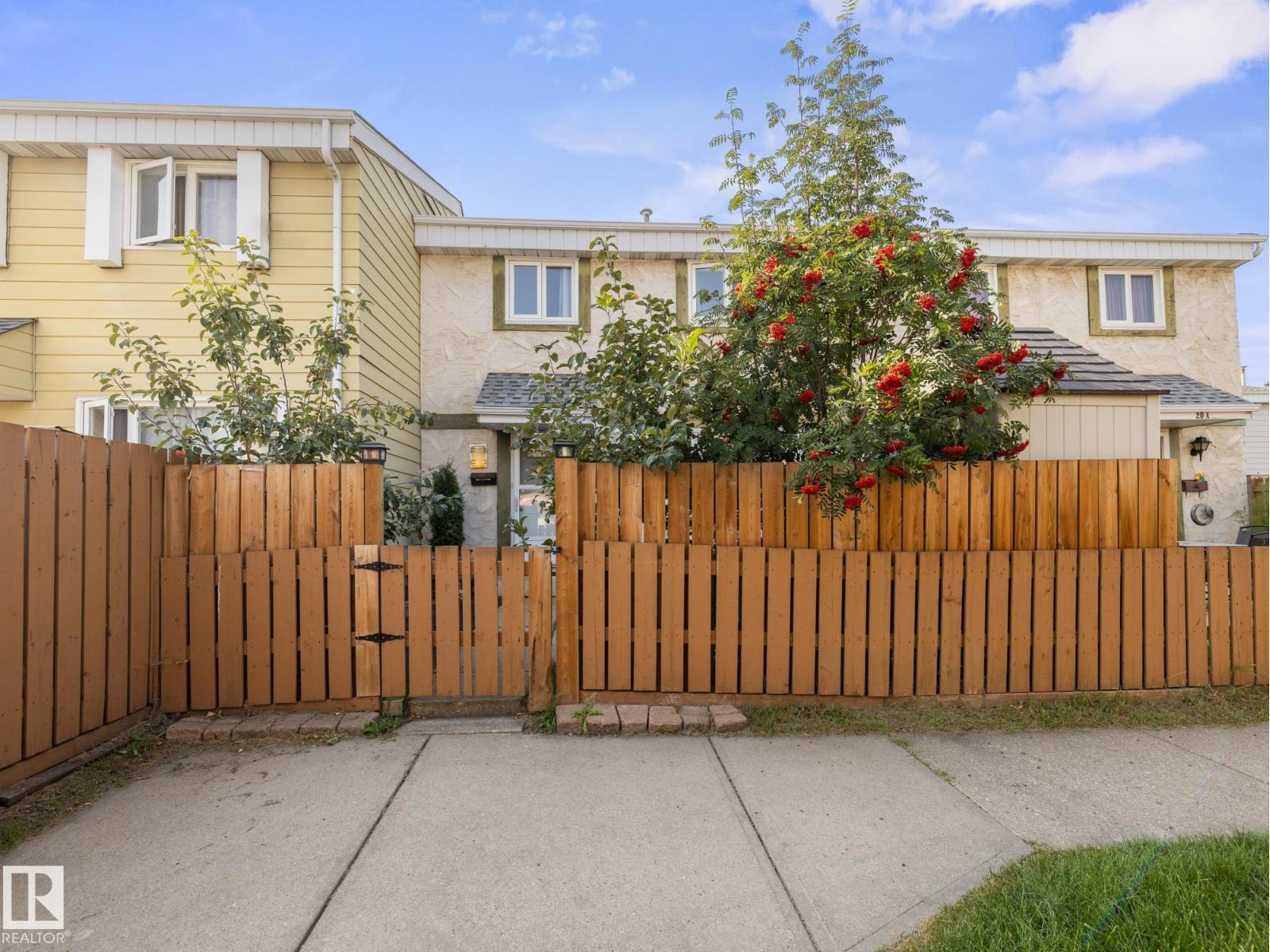 Photo 2 of 20 E Callingwood Co Nw, Edmonton AB