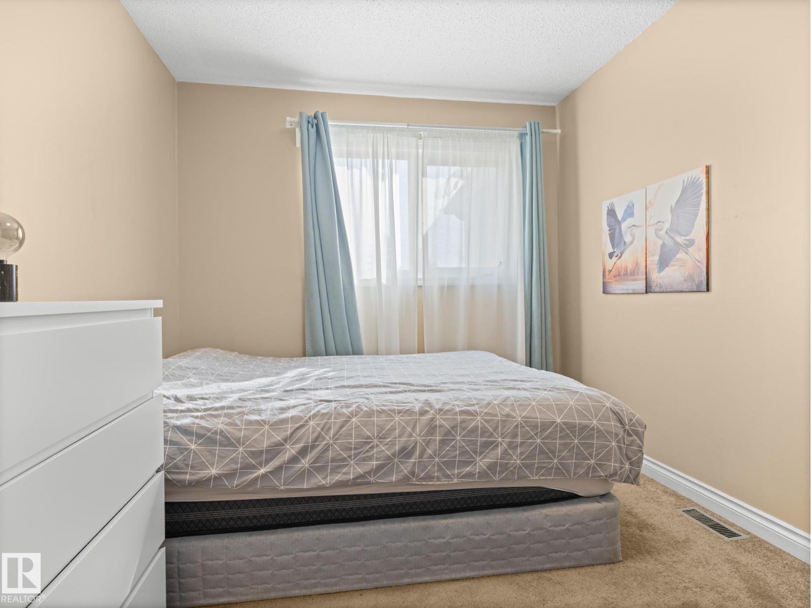Photo 19 of 20 E Callingwood Co Nw, Edmonton AB