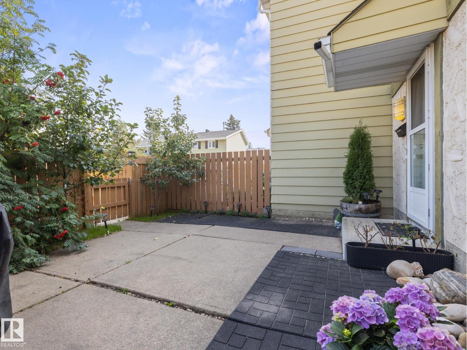 Photo 5 of 20 E Callingwood Co Nw, Edmonton AB