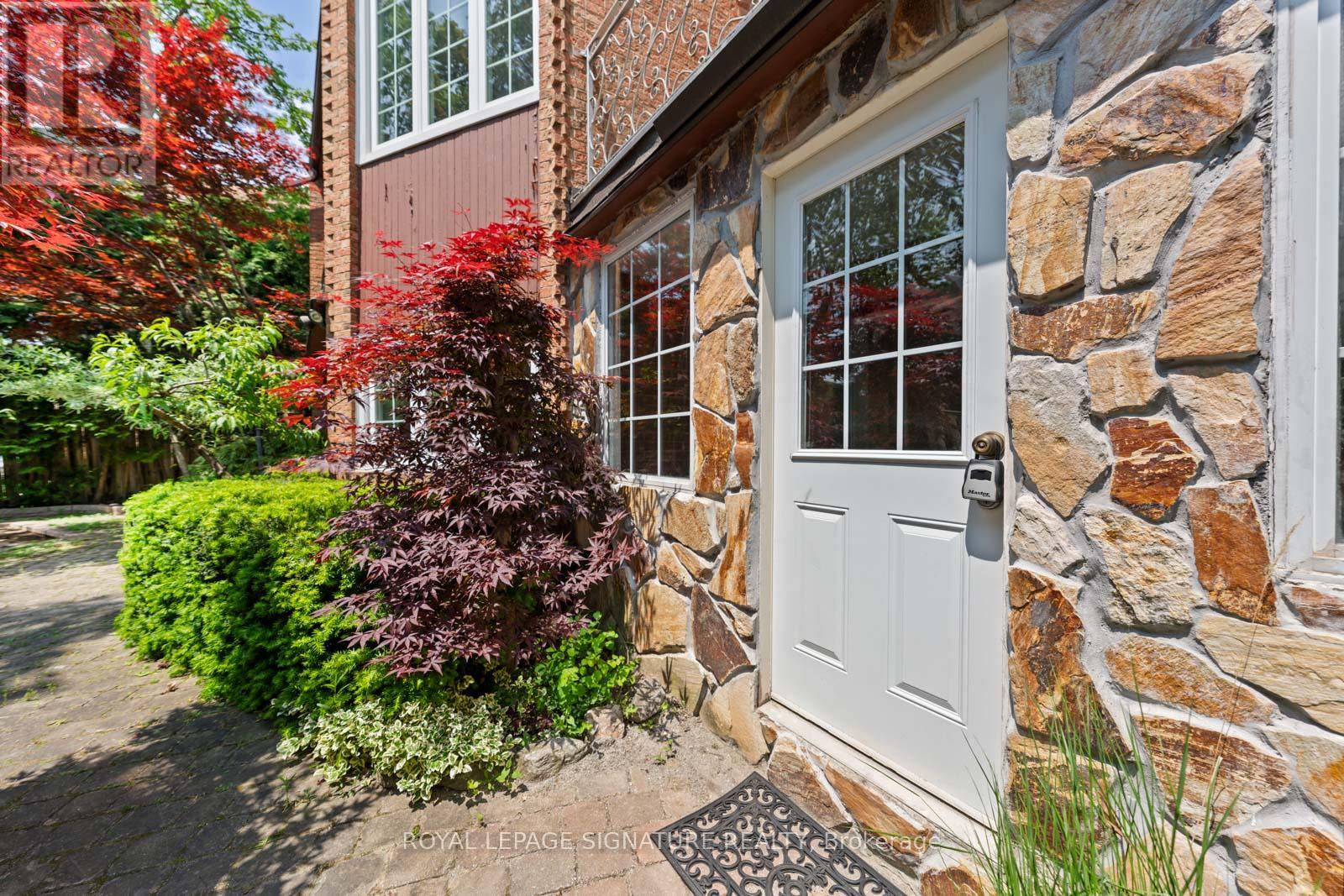 Photo 9 of 23 Brandy Court, Toronto ON