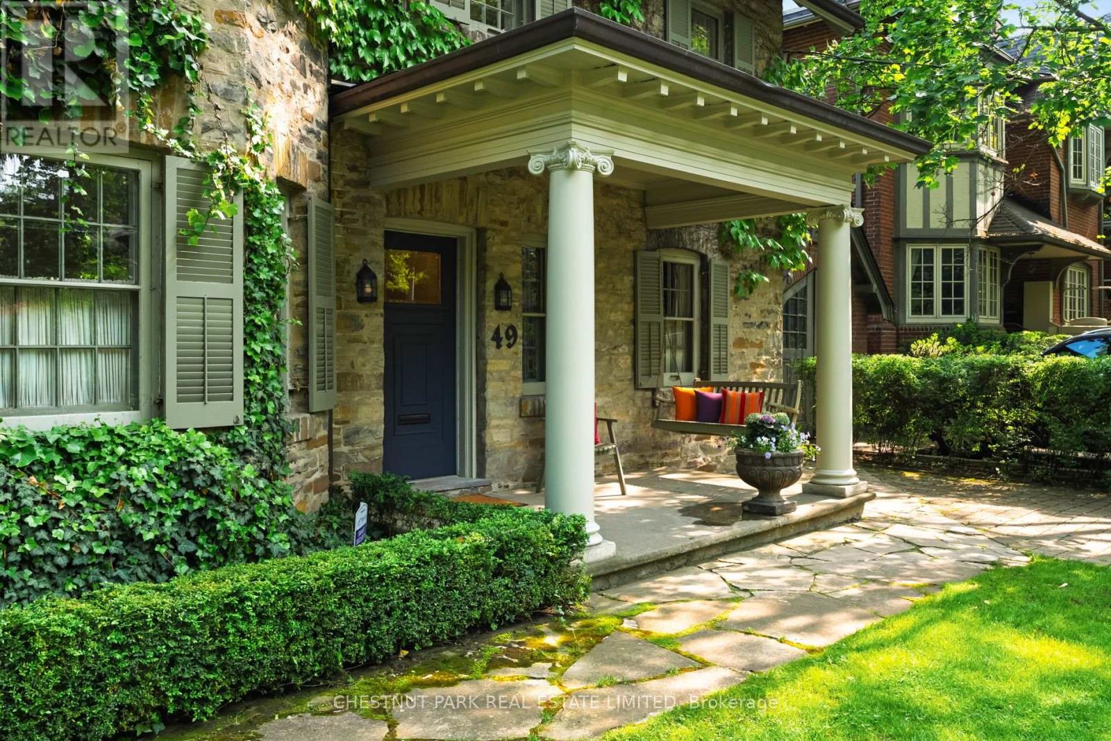 Photo 3 of 49 Roxborough Street, Toronto ON
