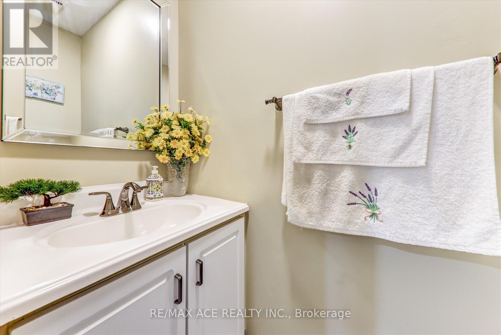 Photo 18 of 743 Aspen Road, Pickering ON
