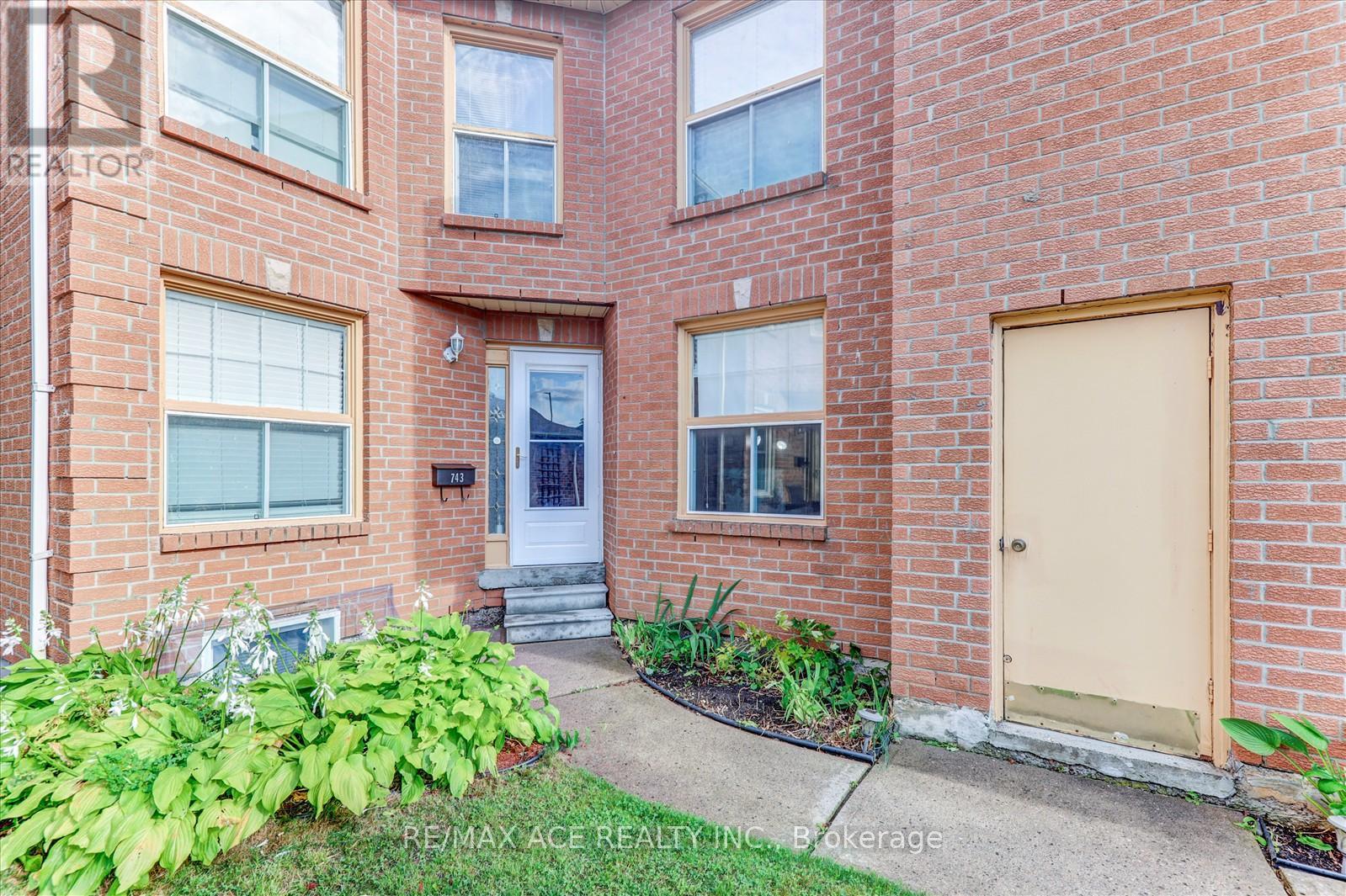 Photo 5 of 743 Aspen Road, Pickering ON