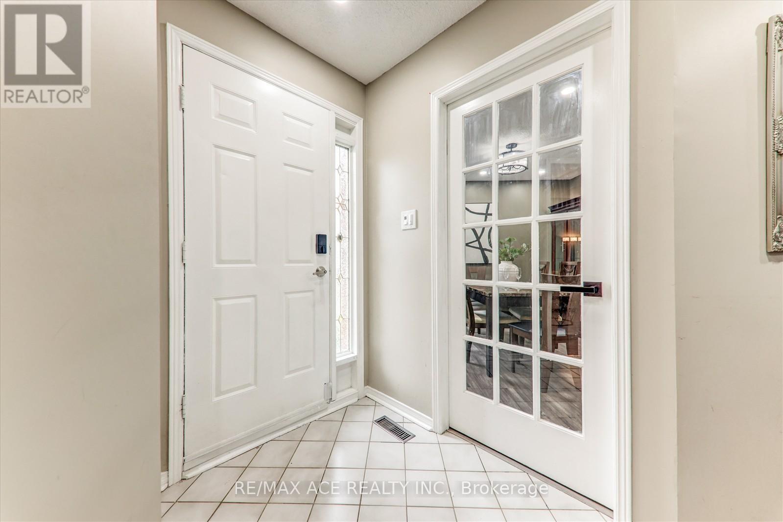 Photo 6 of 743 Aspen Road, Pickering ON