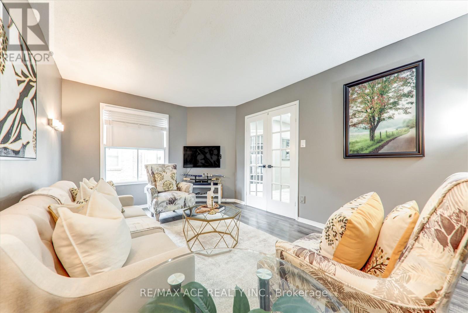 Photo 9 of 743 Aspen Road, Pickering ON