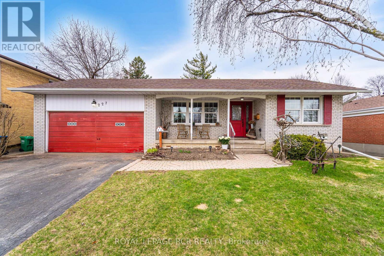 Photo 3 of 227 Elizabeth Street S, Brampton ON