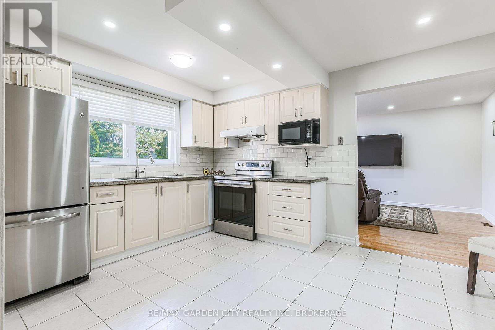 Photo 11 of 1172 Kos Boulevard, Mississauga ON