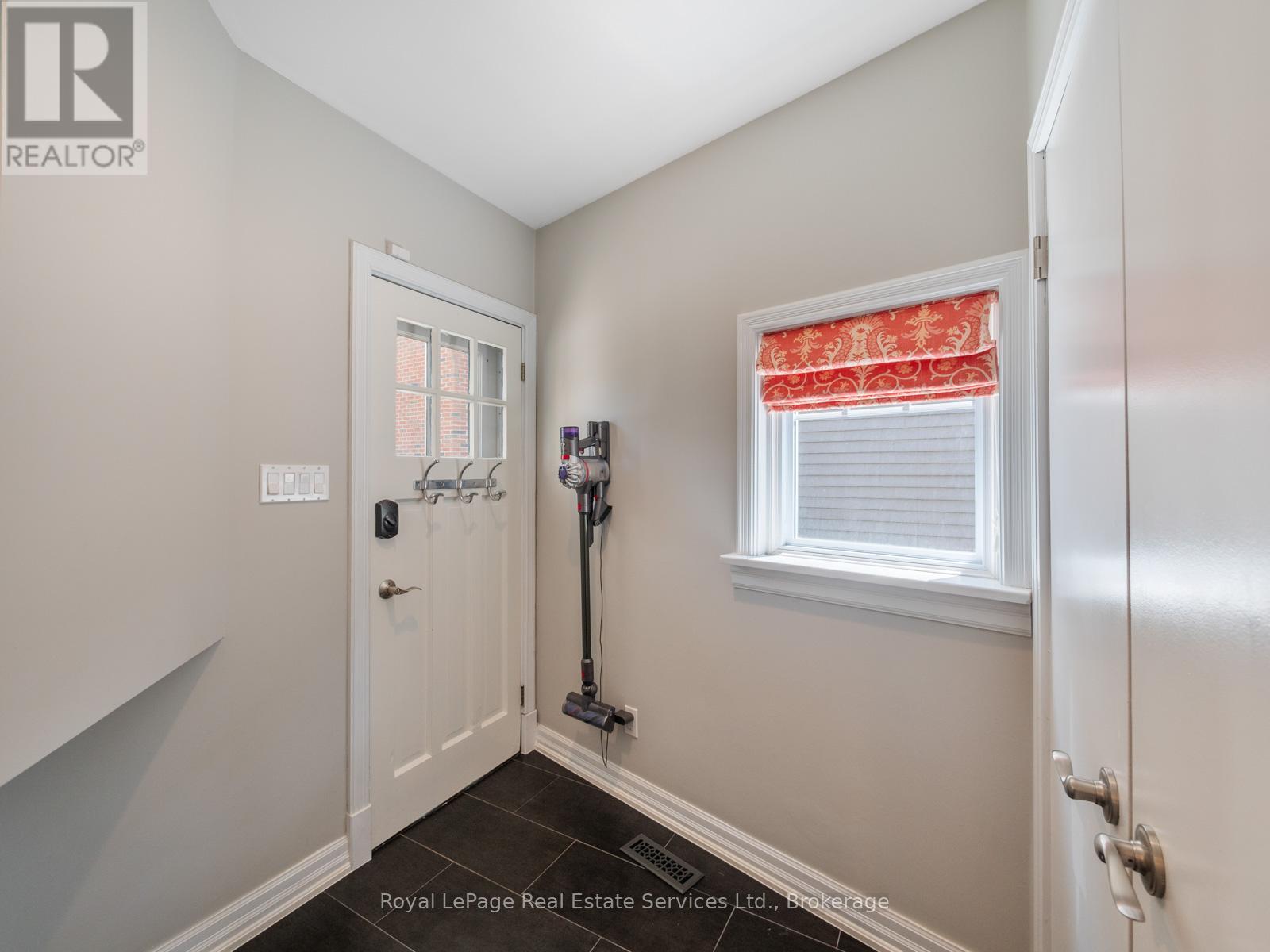 Photo 18 of 247 Allan Street, Oakville ON