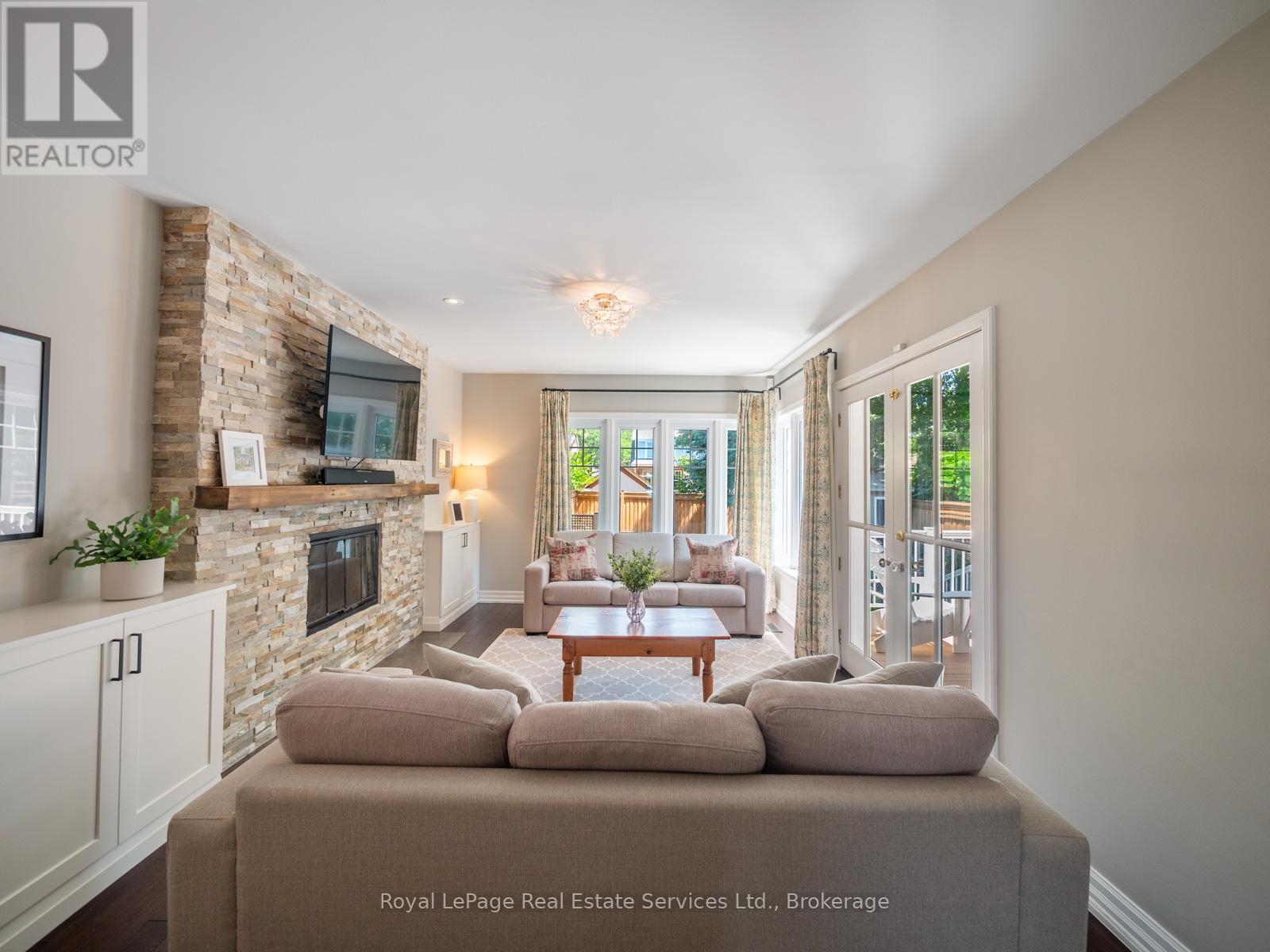 Photo 7 of 247 Allan Street, Oakville ON
