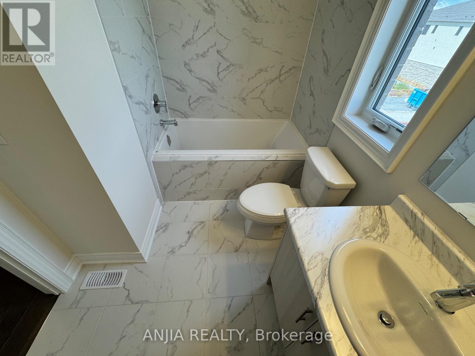 Photo 27 of 76 Selina Rose Street, Markham ON