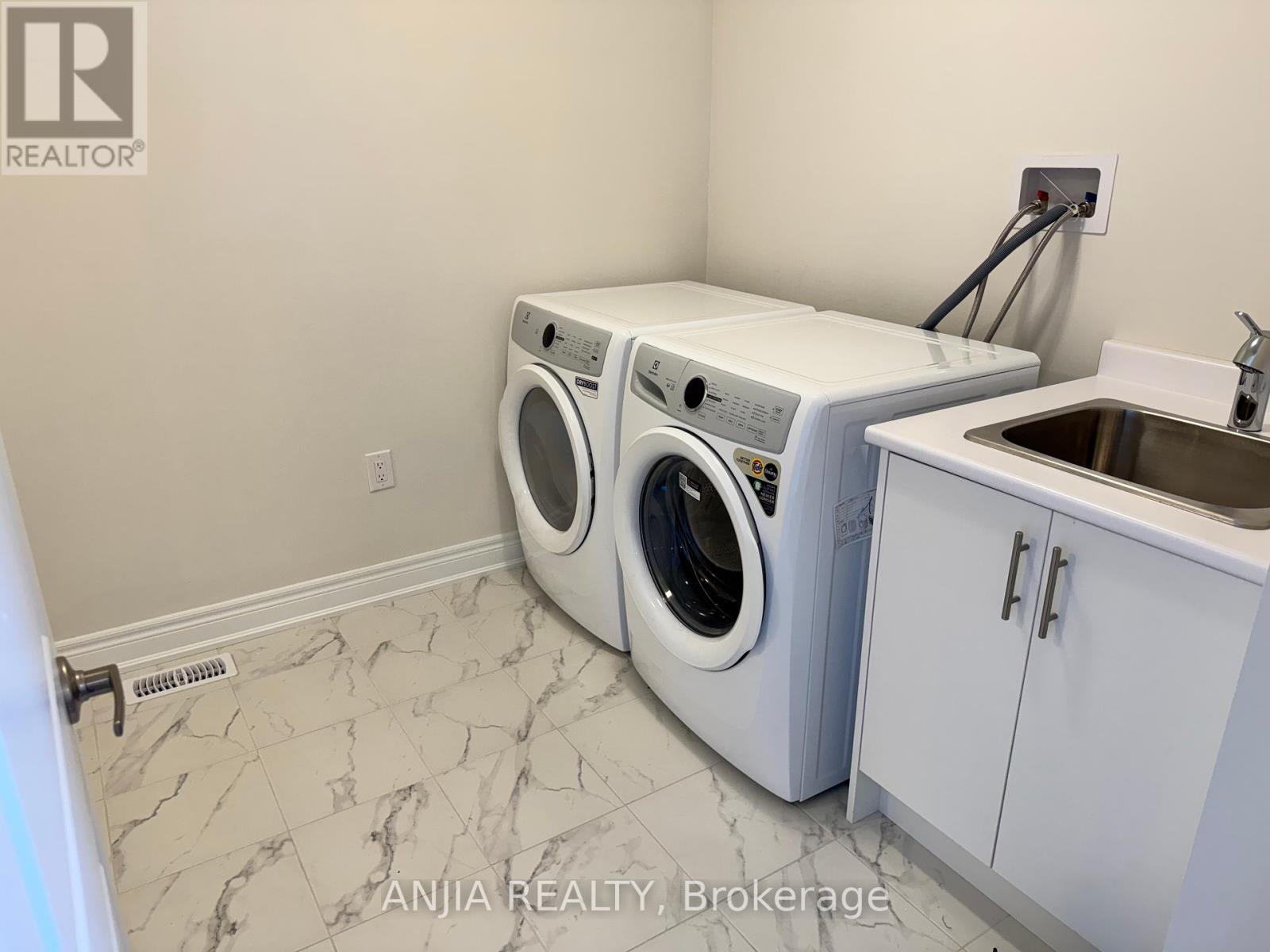 Photo 8 of 76 Selina Rose Street, Markham ON