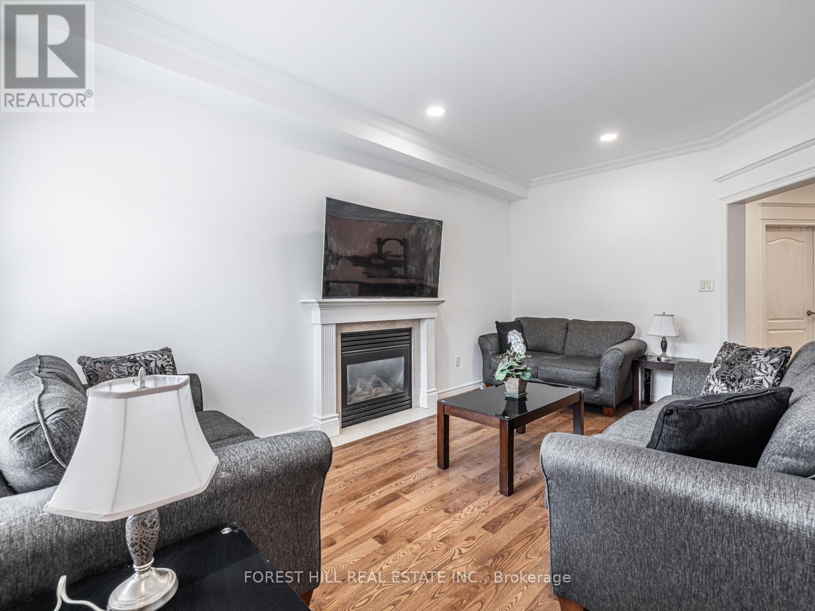 Photo 4 of 41 Cedar Springs Drive, Richmond Hill ON