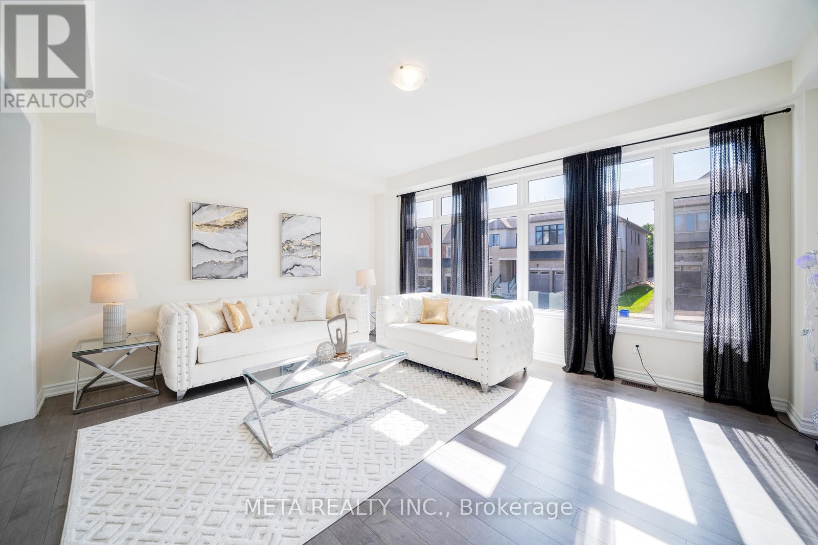 Photo 10 of 189 Thompson Drive, East Gwillimbury ON