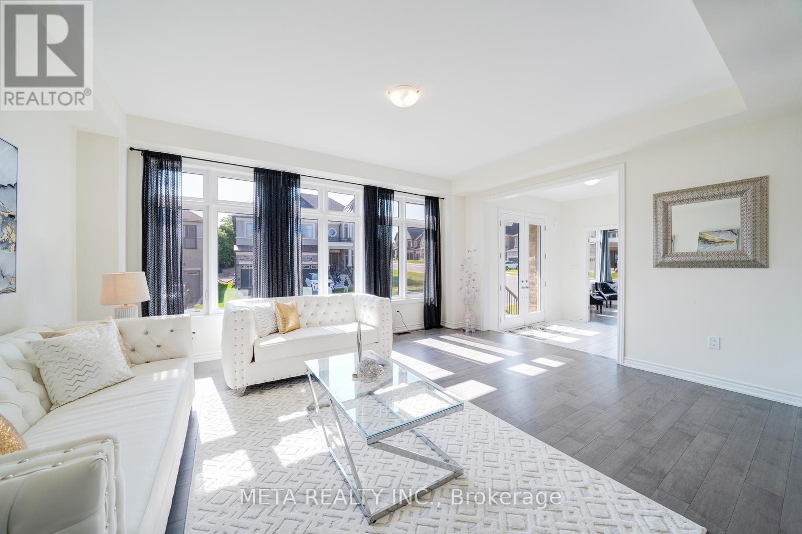Photo 11 of 189 Thompson Drive, East Gwillimbury ON