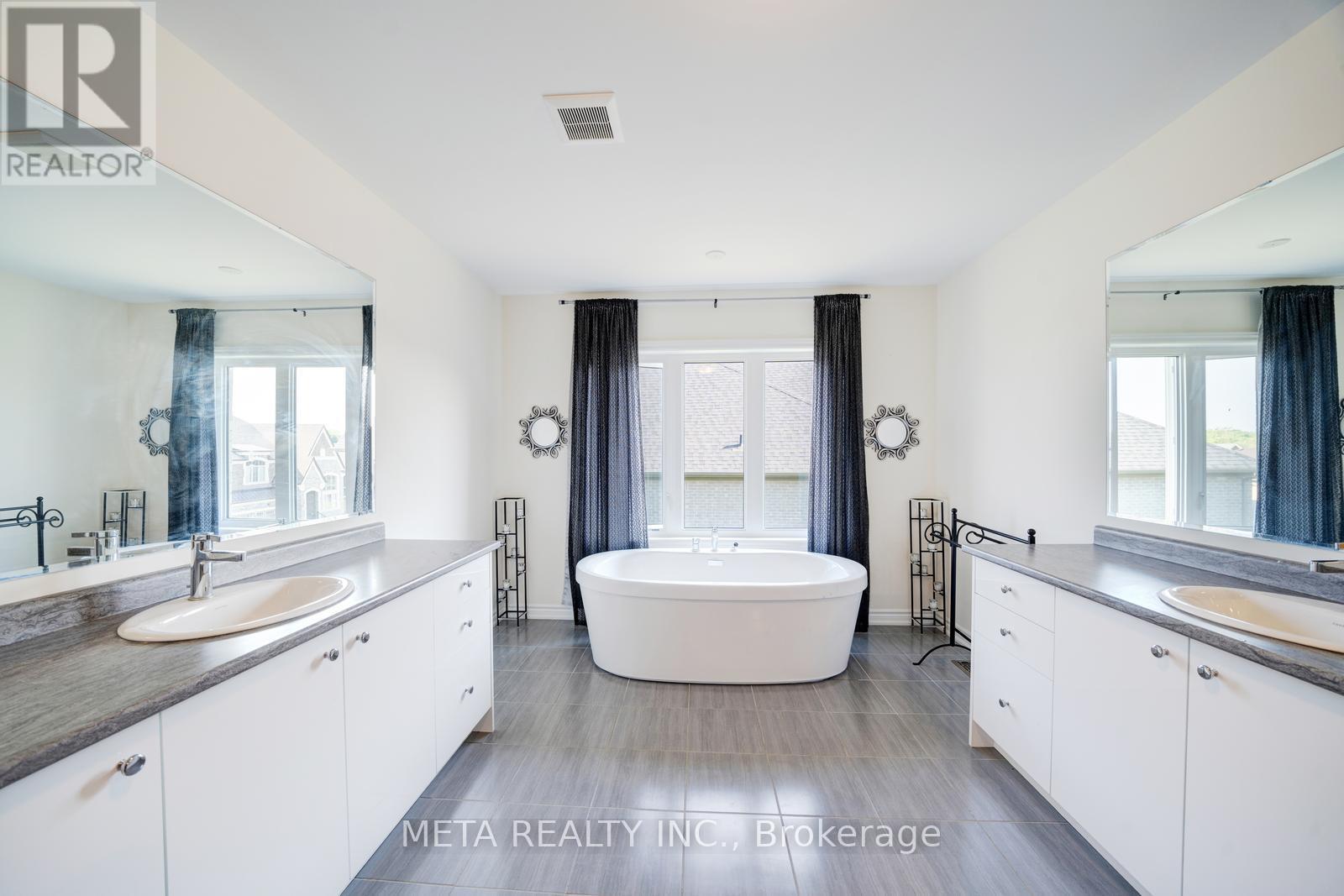 Photo 25 of 189 Thompson Drive, East Gwillimbury ON